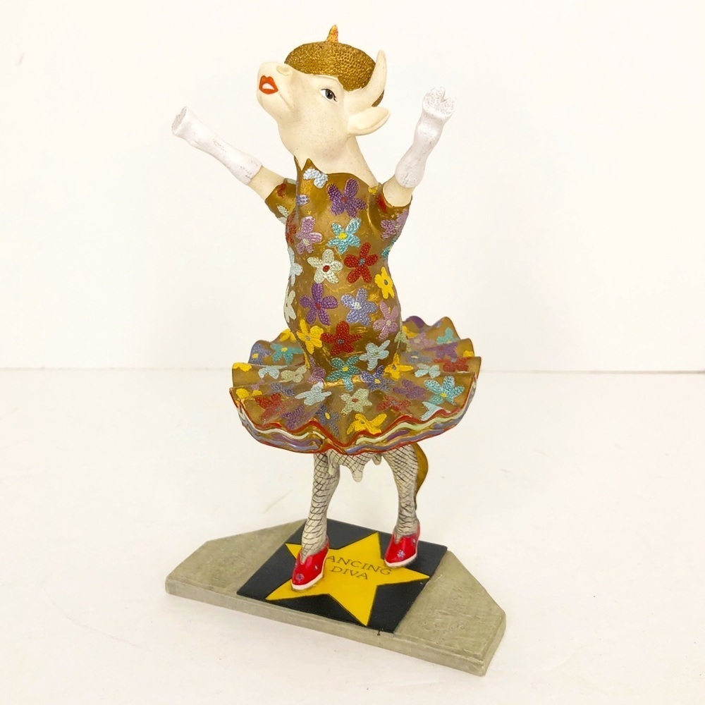 Cow parade  dancing Diva